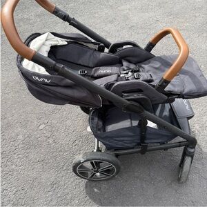 Nuna mix Stroller caviar with Brown Handles